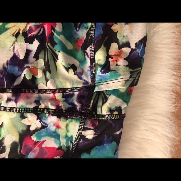 Ladies beautiful flowered Skort cute skirt with black shorts underneath - Picture 3 of 11